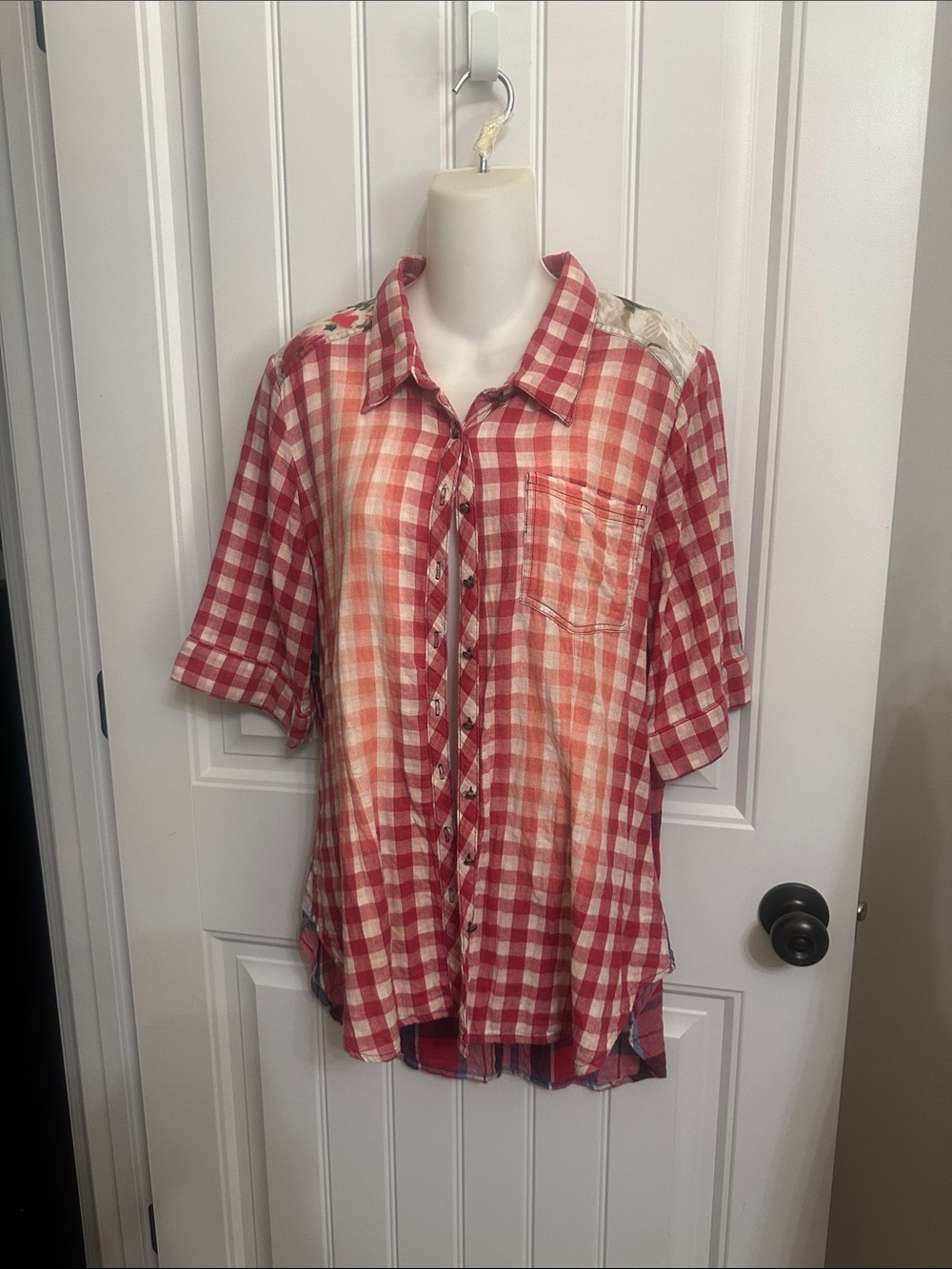 Arrata Silent Journey Red check Floral Button Down Size medium